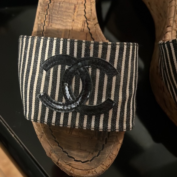 ❤️VINTAGE ❤️ Chanel cork bottom logo sandals - Picture 3 of 10